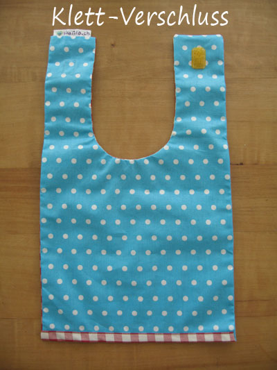 Latz-vorne-blau-weissgepunktet-hinten-rot-weiss-kariert-eigenname-abwaschbar