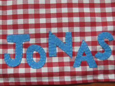 Latz-vorne-blau-weissgepunktet-hinten-rot-weiss-kariert-eigenname-abwaschbar