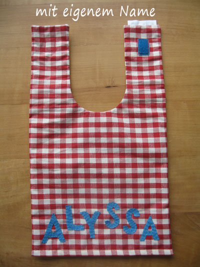 Latz-vorne-blau-weissgepunktet-hinten-rot-weiss-kariert-eigenname-abwaschbar