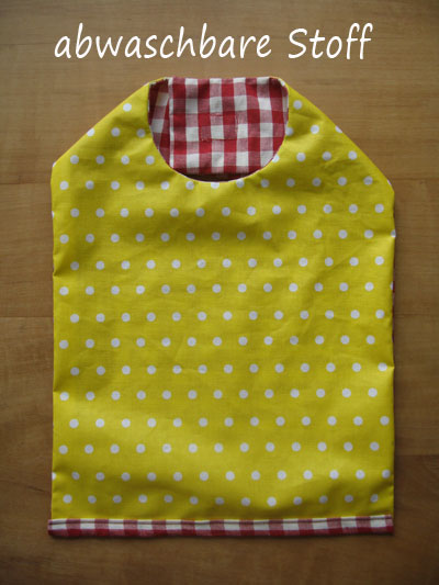 Latz-vorne-gelb-weissgepunktet-hinten-rot-weiss-kariert-eigenname-abwaschbar