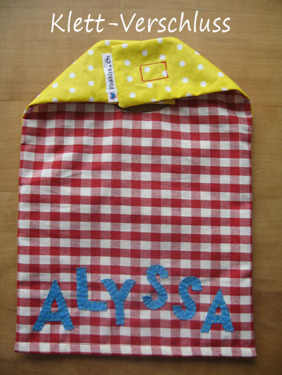 Latz-vorne-gelb-weissgepunktet-hinten-rot-weiss-kariert-eigenname-abwaschbar