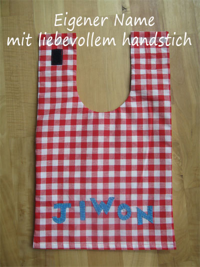 Latz-vorne-gelb-weissgepunktet-hinten-rot-weiss-kariert-eigenname-abwaschbar