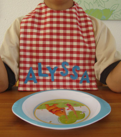 Latz-vorne-gelb-weissgepunktet-hinten-rot-weiss-kariert-eigenname-abwaschbar