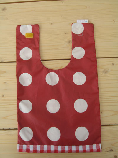 Latz-vorne-rot-weissgepunktet-hinten-rot-weiss-kariert-eigenname-abwaschbar