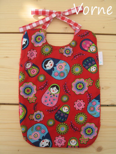 Latz-vorne-rot-Matroschka-hinten-frottee-eigenname