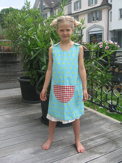 SCHURZKLEID-blaudot-pipi-kinderkleid-maedchen-maedchenkleid-kinderkleider-maedchenkleider-herzig-lovely-kleidung