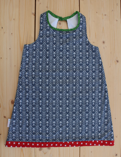 dunkelblau-kinderkleid-maedchen-maedchenkleid-kinderkleider-maedchenkleider-herzig-lovely-kindkleidung-handmade-designershop-geschenkidee-gottikindgeschenk