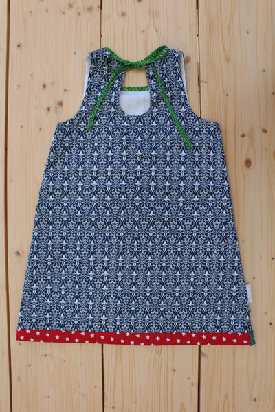 dunkelblau-kinderkleid-maedchen-maedchenkleid-kinderkleider-maedchenkleider-herzig-lovely-kindkleidung-handmade-designershop-geschenkidee-gottikindgeschenk