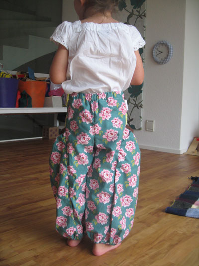 blume-Hose-tildastoff-kuerbishose