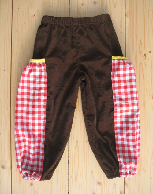 bruncordhose_rotkaro_handmadekinderkleid