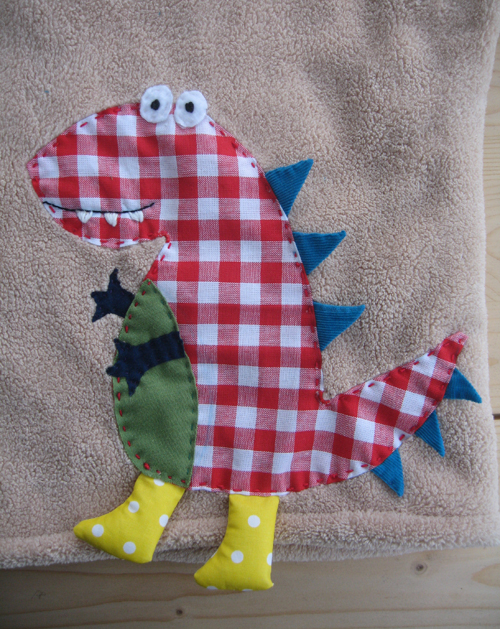 dino-tshirts-fleecestoff-winter-herbst-kinderkleider-handmade