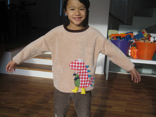 dino-tshirts-fleecestoff-winter-herbst-kinderkleider-handmade