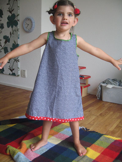 dunkelblau-kinderkleid-maedchen-maedchenkleid-kinderkleider-maedchenkleider-herzig-lovely-kindkleidung-handmade-designershop