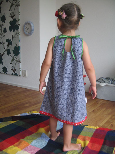 dunkelblau-kinderkleid-maedchen-maedchenkleid-kinderkleider-maedchenkleider-herzig-lovely-kindkleidung-handmade-designershop