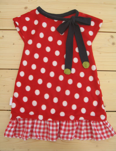 herbst-winter-rot-fleecestoff-weissgepunktet-kleid-kinderkleider