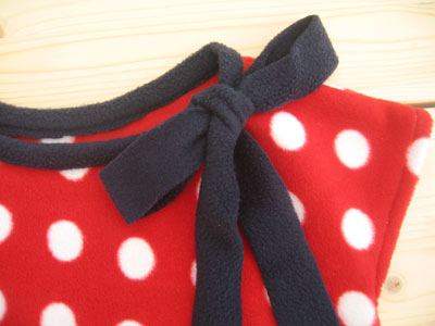 herbst-winter-rot-fleecestoff-weissgepunktet-kleid-kinderkleider