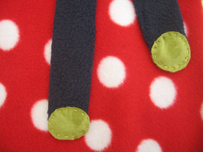 herbst-winter-rot-fleecestoff-weissgepunktet-kleid-kinderkleider