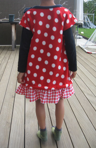 herbst-winter-rot-fleecestoff-weissgepunktet-kleid-kinderkleider