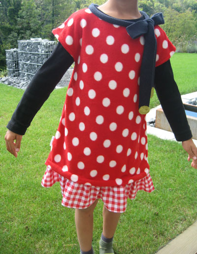 herbst-winter-rot-fleecestoff-weissgepunktet-kleid-kinderkleider