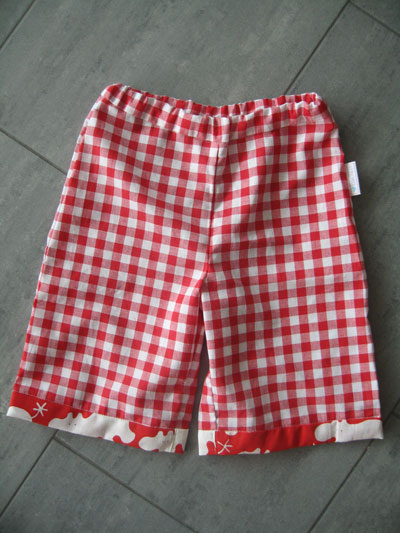 kurzehose-rotekarierte-hnadmadekinderkleider